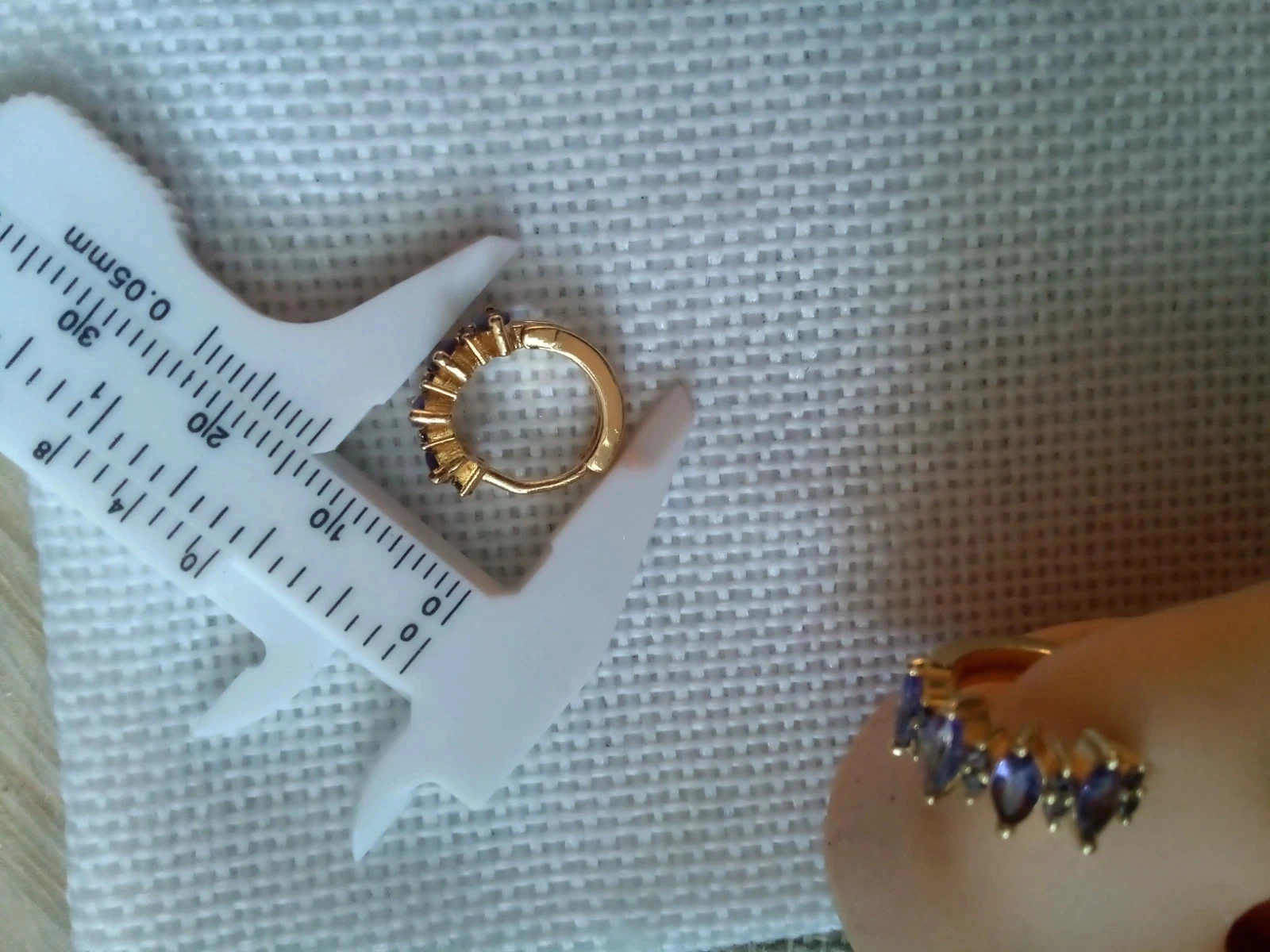 Boucles d'oreilles créoles zircons violets – photo 2